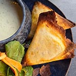Samoussas aux légumes de saison, salade et sauce au fromage blanc et estragon
